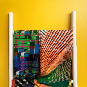 Foulard Mapoésie sur une échelle en bois blanc