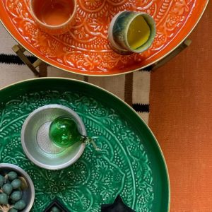 Photographie d'un plateau orange et d'un plateau vert